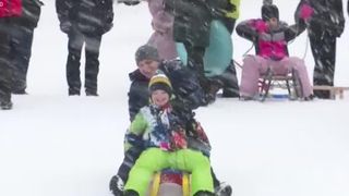 VIDEO Pârtii pline, drumuri blocate. Stațiunile montane, pline de turiști