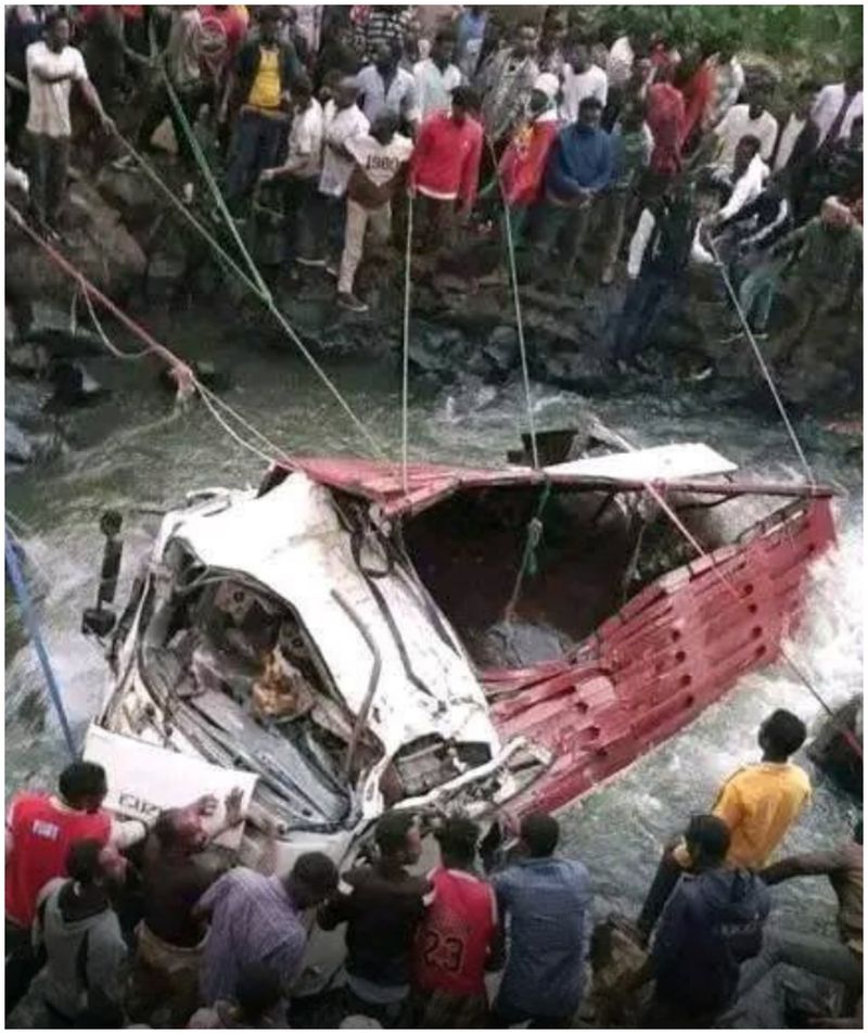 Un camion plin cu nuntași a căzut într-un râu: cel puțin 71 de morți