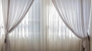 CINCI criterii esențiale pentru alegerea draperiilor de dormitor