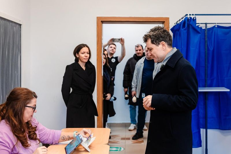 Nicușor Dan, alături de soția sa la alegerile din 1 decembrie 2024