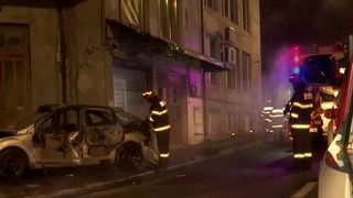 VIDEO „Am fugit cât de repede am putut” A incendiat mașina după o ceartă cu soția
