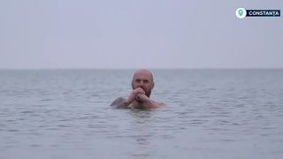 VIDEO &bdquo;Important este să &icirc;ți asculți corpul&rdquo;. Baie &icirc;n mare &icirc;n miezul iernii
