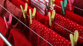 VIDEO &bdquo;Trebuie să ne meargă bine&rdquo;. Hainele roșii, la mare căutare de Revelion