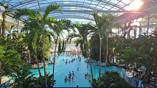 VIDEO &bdquo;Asta ne-am și dorit. Să venim aici, să ne relaxăm&rdquo;. Decor exotic &icirc;n prima zi din an