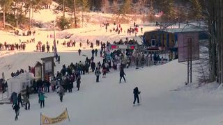 VIDEO Zăpada le umple buzunarele comercianților