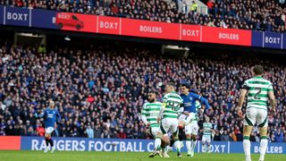 VIDEO Ianis Hagi, primul fotbalist rom&acirc;n care a &icirc;nscris &icirc;n 2025. Ce semn i-a făcut tatălui său aflat &icirc;n tribune la Glasgow