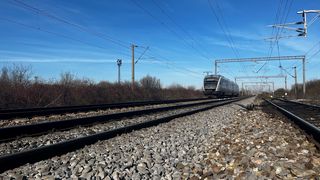 Mașină lovită de tren în Costișa. Patru persoane, duse la spital