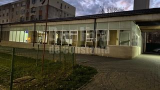 Clubul pensionarilor se află pe strada Rozelor din Mangalia