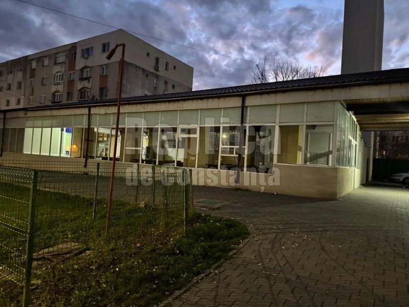 Clubul pensionarilor se află pe strada Rozelor din Mangalia