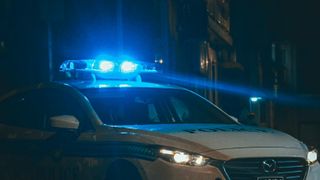 O româncă, atacată cu cuțitul de propriul soț. Trecătorii au încercat să o salveze și au aruncat cu pietre în individ