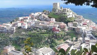 Orașul Belcastro din Italia le-a interzis oamenilor să se &icirc;mbolnăvească