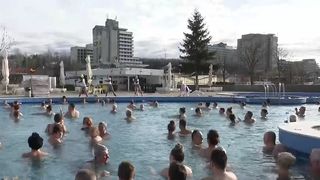 VIDEO &bdquo;E primul an c&acirc;nd venim aici&rdquo;. După petrecere, zumba &icirc;n apă