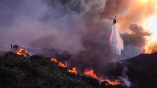 Un incendiu violent a cuprins un cartier de lux de la periferia oraşului Los Angeles.