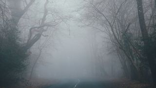 Cod galben de ceață pe mai multe drumuri din țară. Meteorologii anunță vreme rea în 12 județe