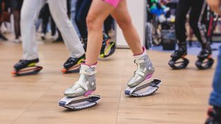 VIDEO &bdquo;Ne unește ca oameni&rdquo;. Kangoo Jumps, antrenament tot mai căutat