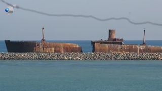 VIDEO &bdquo;La vară se va face plajă&rdquo;. &Icirc;n plimbare pe dig, p&acirc;nă la epavă