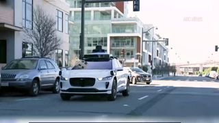 VIDEO Mașina fără șofer l-a &icirc;nv&acirc;rtit &icirc;n sensul giratoriu