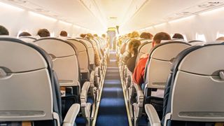 Peste 200 de pasageri evacuați de urgență pe toboganul avionului: "Motorul a luat foc"