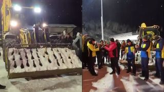 VIDEO Buldoexcavator cu șampanie pe p&acirc;rtie