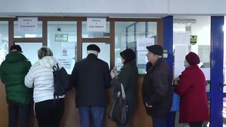 VIDEO &bdquo;Nu sunt cu tehnică din asta&rdquo;. Coada bate online-ul, chiar și pe ger