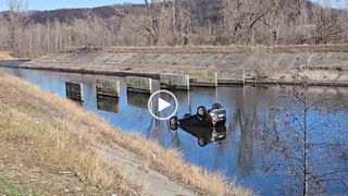 Un polițist s-a răsturnat cu mașina în apă, în Piteşti