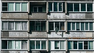 Amenzi usturătoare pentru românii care stau la bloc. Greșeala care îi lasă fără bani în buzunar