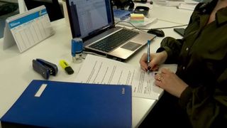 VIDEO Statul pregătește restructurări bugetare. Zeci de mii de angajați sunt vizați 