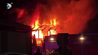 VIDEO Flăcările au mistuit un service auto din județul Brașov