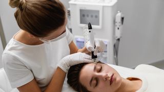 VIDEO Cum vă &icirc;ngrijiți pielea &icirc;n sezonul rece? Sfaturile unui medic dermatolog