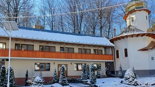 O măicuță din Suceava a alunecat pe gheață și s-a lovit puternic la cap. Doliu în mănăstirea ortodoxă