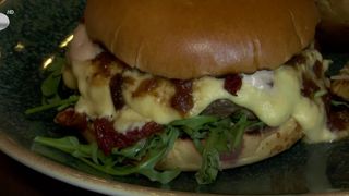 VIDEO &bdquo;Mi se pare un preț ok&rdquo;. Burgerul, brand turistic la Brașov. C&acirc;t costă 