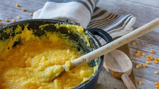 Mâncarea tradițională din Maramureș pe care toată lumea o iubește: Ce este și cum se prepară Balmoșul