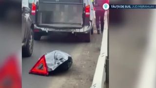 VIDEO A pierdut cadavrul din dric pe șosea. Șoferii de pe un drum din Maramureș au crezut că nu văd bine
