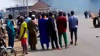 VIDEO Cel puțin 70 de oameni au murit după explozia unei autocisterne cu benzină