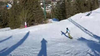 VIDEO „Sperăm să facem ceva frumos pentru toată lumea”. Acrobații spectaculoase pe pârtie