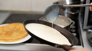 VIDEO &bdquo;Eu zic că merită&rdquo; Coadă imensă la clătite gratuite