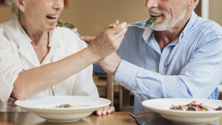 Tragedie după o cină romantică. Un bărbat de 76 de ani a rămas fără bani și bijuterii după ce femeia pe care a invitat-o la masă l-a jefuit