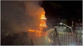 VIDEO Incendiu uriaș la clădirea unei primării din Paris. Turla și clopotnița, &icirc;n pericol de prăbușire