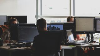 Ei sunt angajații care lucrează doar 4 luni, dar sunt plătiți tot anul. Locul de muncă se află în România