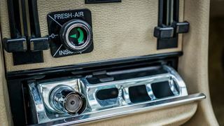 S-au scumpit țigările. Cât costă acum un pachet de Kent, Lucky Strike sau Camel