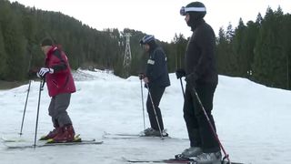 VIDEO „Îți dă un sentiment de libertate” Nea Gică, instructor de schi la 96 de ani