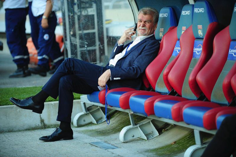 Dinu Gheorghe va fi înmormântat lângă soția sa, Rely Elisabeta, răpusă de o boală cruntă la doar 53 de ani