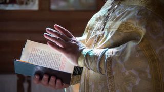 Câți ani de închisoare a primit călugărul de Frăsinei, care a abuzat doi frați minori în mănăstire. Lăcașul de cult era considerat Athosul României