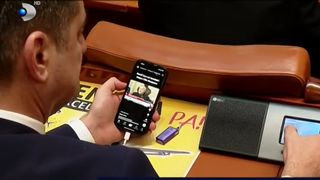 VIDEO. Aleșii, cu un ochi &icirc;n telefon și cu altul la vot