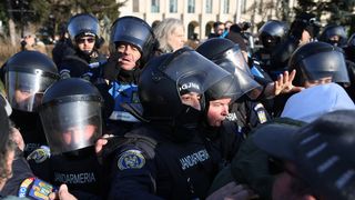 Un protestatar din Piața Victoriei, cu un cuțit în mână! Bărbatul, prins de jandarmi