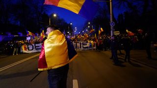 VIDEO Proteste transformate în violențe! Ciocniri între manifestanții din Piața Victoriei și forțele de ordine