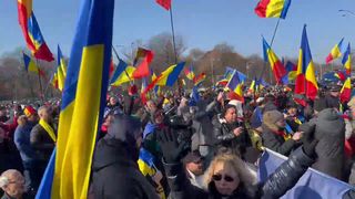 VIDEO Doi reținuți după protestul violent din Piața Victoriei