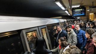 VIDEO Haos la metrou și ”grevă de exces de zel”. Ce se întâmplă cu angajații Metrorex după prima tură de negocieri la Guvern