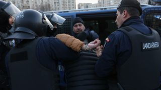 VIDEO Străinul instigator de la protestul lui Călin Georgescu avea un arsenal în mașină. Polonezul a fost săltat de jandarmi