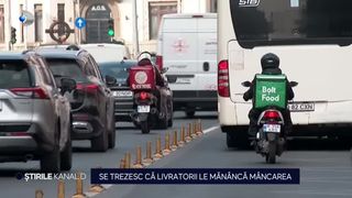 VIDEO Se trezesc că livratorii asiatici le măn&acirc;ncă comanda